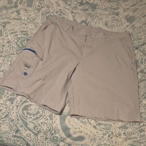 Columbia Men's Cargo Shorts in Light Gray